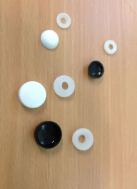 Cache vis plastique blanc ou noir