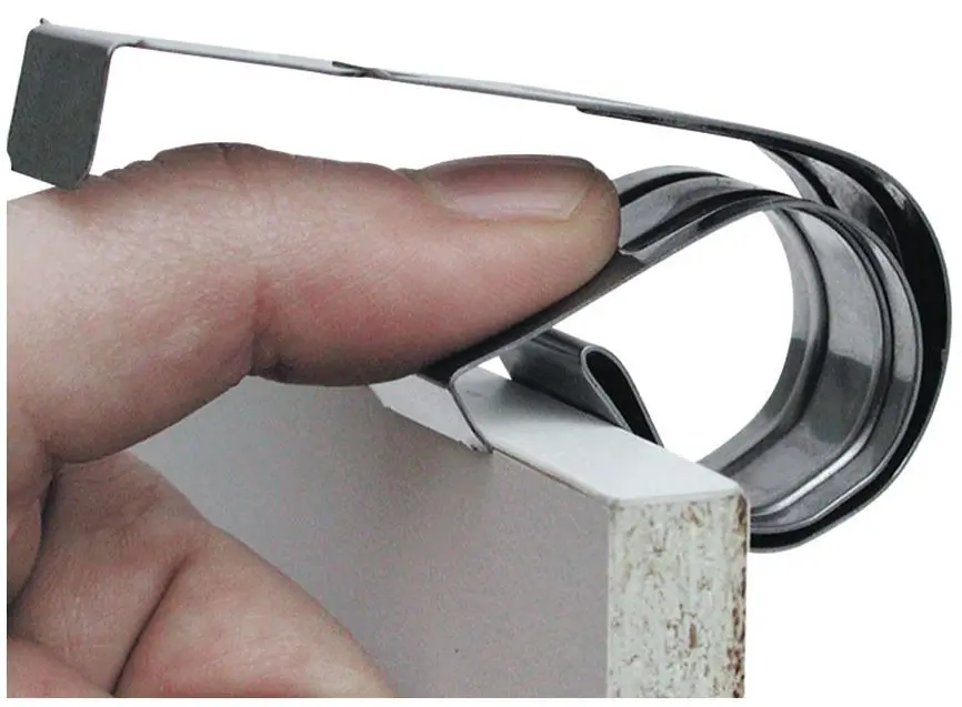 Clips à ressort pour plinthe