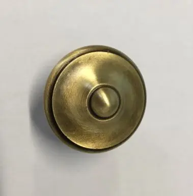 Bouton " Lyonnais"   Laiton Patiné DU2004