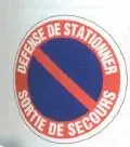 Disque signalisation D.300 "Déf. de stationner Sortie secours"